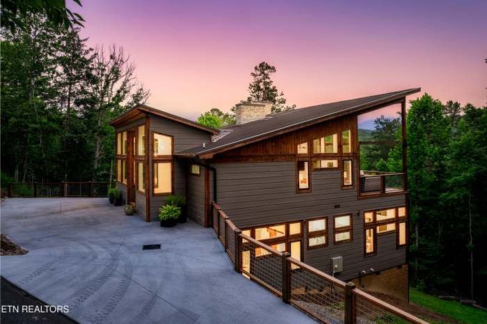 2234 Legend Dr, Sevierville, TN